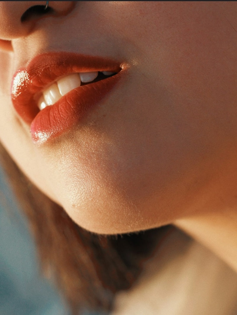 Gloss Éclat Floral : Captive la lumière comme une fleur au soleil.